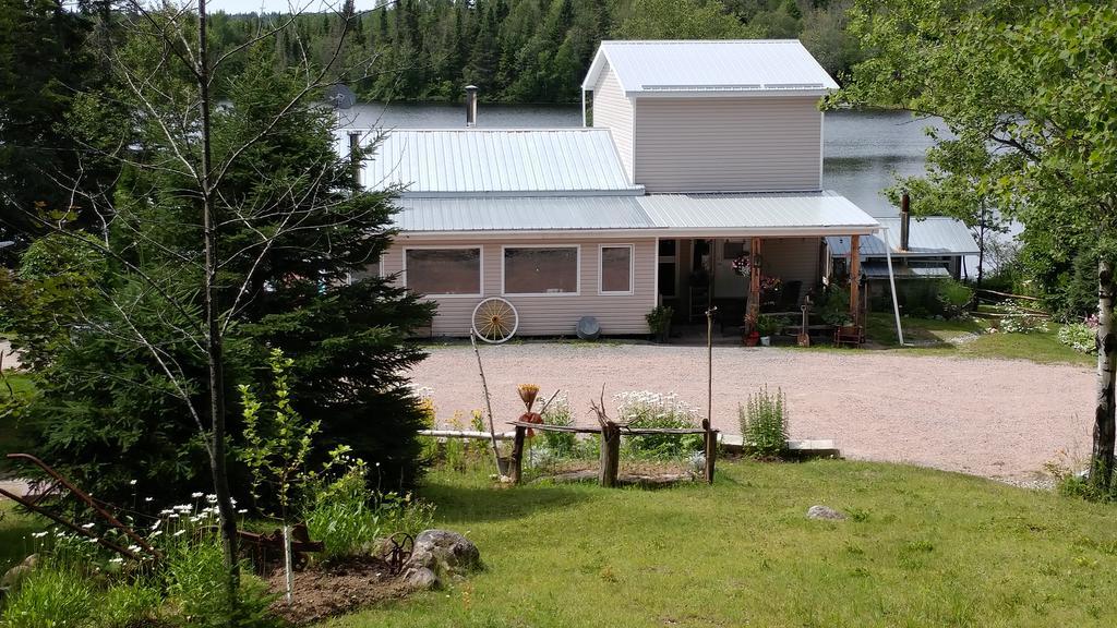 Hebergement Cerfs-Tifie fermette Saint-Félix-d'Otis Buitenkant foto