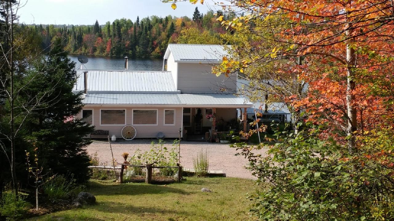 Hebergement Cerfs-Tifie fermette Saint-Félix-d'Otis Buitenkant foto